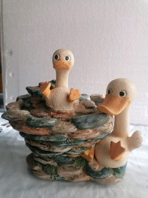 Ceramic vintage vase with lid and ducks like new