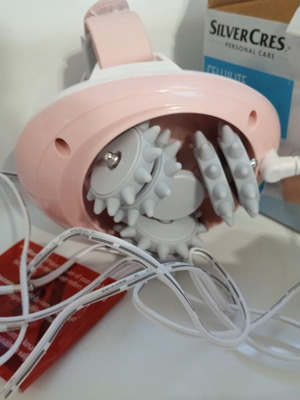 Anti-cellulite massage device with two speed settings