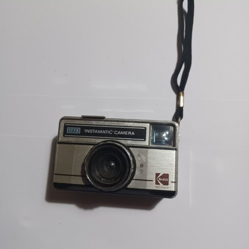 Kodak and Halina cameras, pack of 2 with case