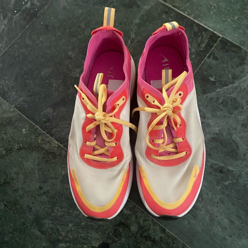 Nike athletic shoes size 37.5 like new, white and pink
