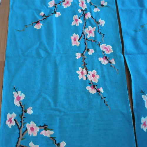 Decorative handmade rugs used, wall mats with slight size and color variation