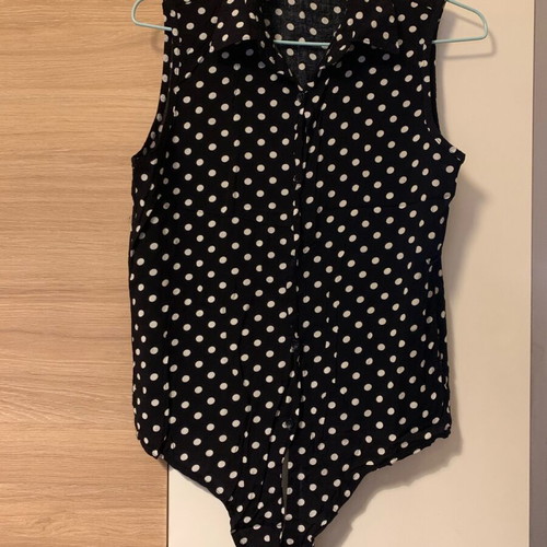 Polka dot sleeveless shirt with tie bottom, size small, like new