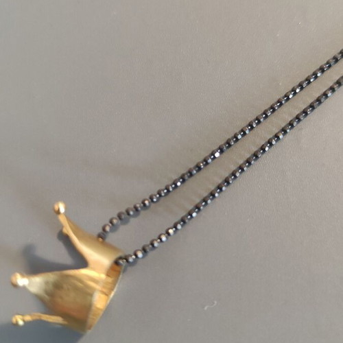 Necklace with 3D gold-plated crown like new, black chain