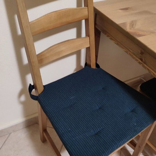 IKEA kitchen table with 4 chairs like new, cushions included