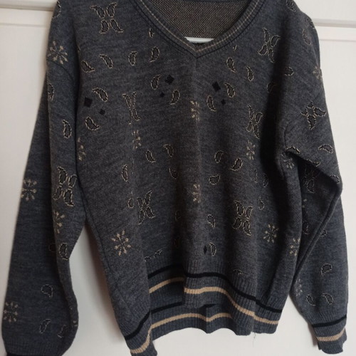 Boho gray V-neck sweater with patterns like new, one size