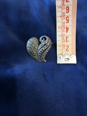 Silver heart-shaped brooch with marcasite 925 stamped like new