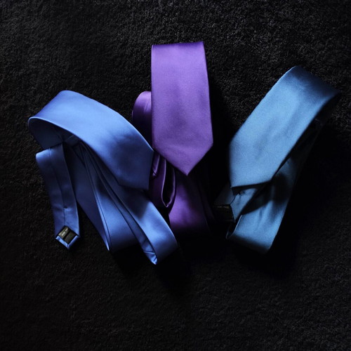 Set of 3 solid color ties like new, width 7cm