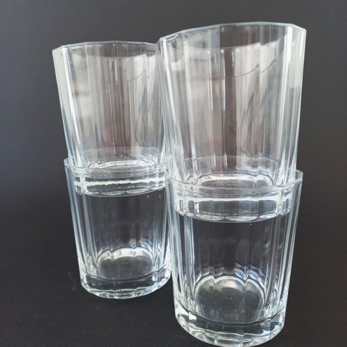 Set of 4 vintage glass water and wine glasses like new