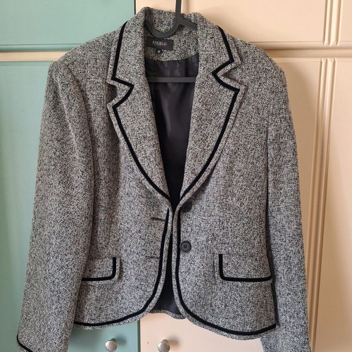 Vintage jacket like new, size medium, black and gray