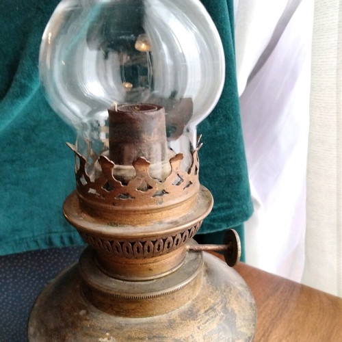 Antique oil lamp like new, brass or copper