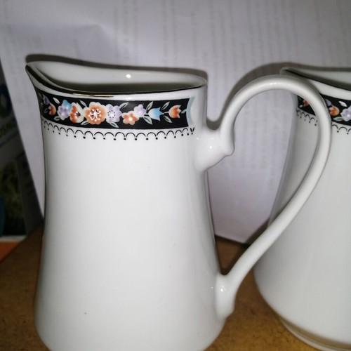 Porcelain milk jugs vintage, like new, set of 2