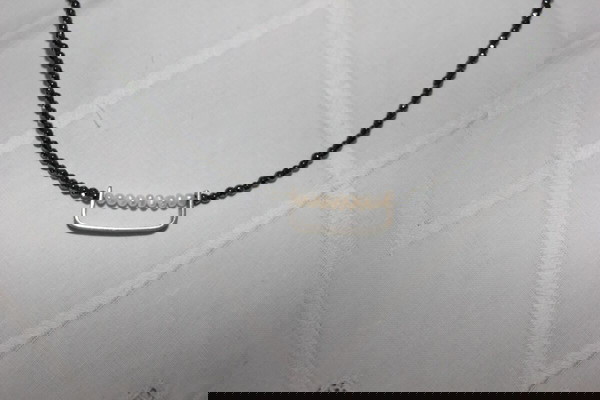 Λεπτό κόσμημα λαιμού με ασήμι καί μικρά μαργαριτάρια.