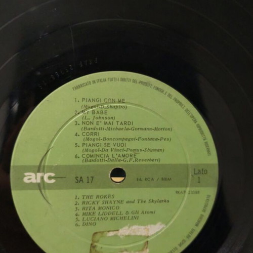 Vinyl record with Italian songs used