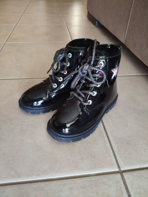 Girls' boots new, black patent leather, size 28 with fur lining