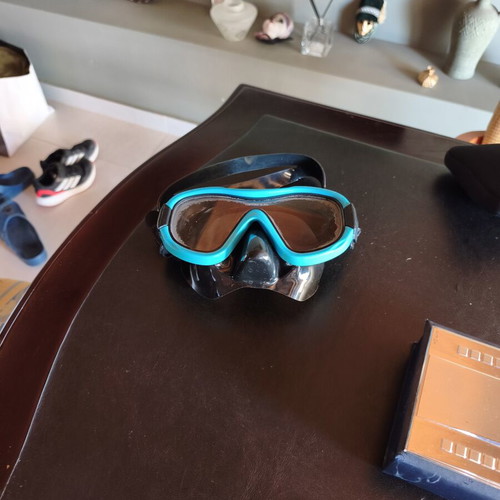 Wave snorkeling mask used, tempered glass lens