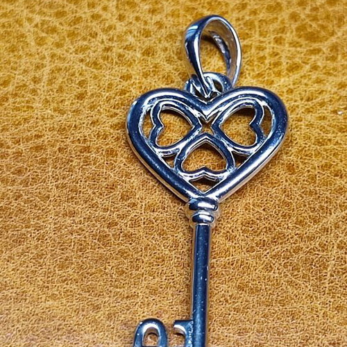Key-shaped pendant new