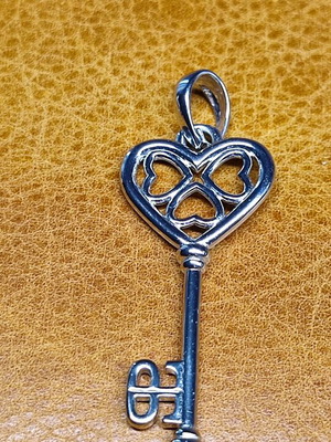 Key-shaped pendant new
