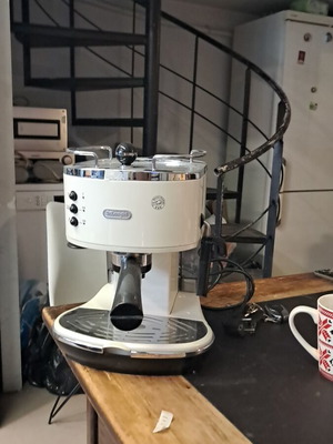 DeLonghi coffee maker used, excellent condition