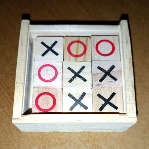 Pocket tic-tac-toe game in wooden box with plastic lid new