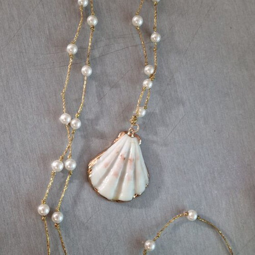 Pearl necklace with shell, handmade