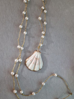 Pearl necklace with shell, handmade