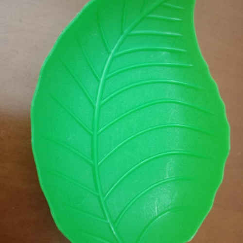 Jumping Frogs Kids Game with Green Leaf like new