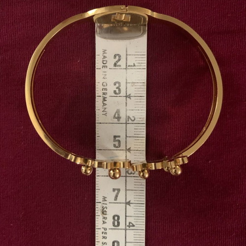 Bracelet in gold color with carved flowers like new