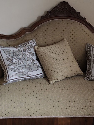 Τριθέσιος καναπές και συρταριέρα μασίφ καρυδιά μεταχειρισμένα