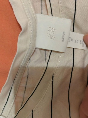 Γυναικεία κοντομάνικη μπλούζα H&M σαν καινούργια, oversize, XS και S, μαύρο και μπεζ