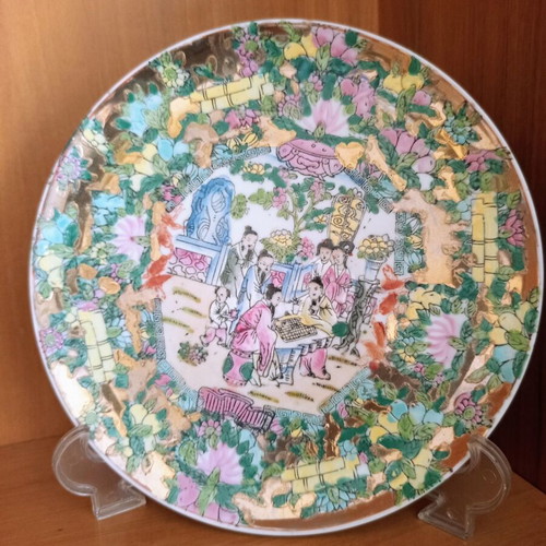 Porcelain plate with oriental figures, vintage Rose Medallion style, 21 cm