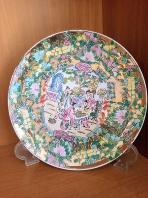 Porcelain plate with oriental figures, vintage Rose Medallion style, 21 cm