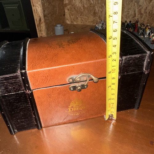 Whiskey Dimple Premium Chest like new, wood and faux leather