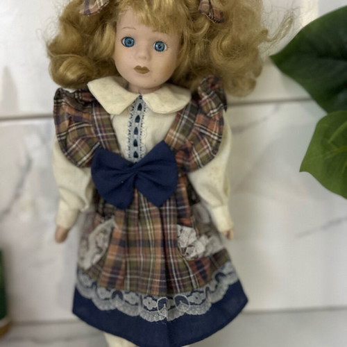 Porcelain doll Germany like new from Leonardo collection