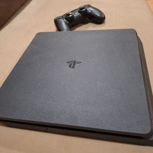 PlayStation 4 console with 1 joystick and 17 games, 1TB