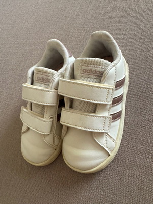 Adidas αθλητικό παπούτσι νούμερο 24 σαν καινούργιο, λευκό/χρυσό