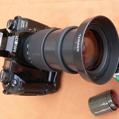 Minolta Dynax 600si Classic Black camera like new with lens and genuine flash
