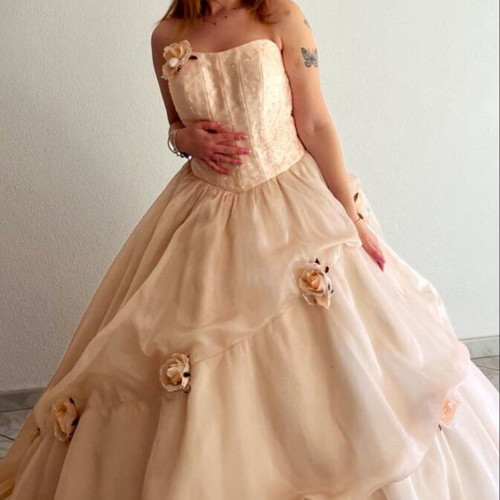 Romantic wedding dress in salmon, like new, size Large