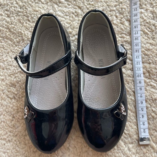 Mary Jane children's ballerinas like new, black patent leather with butterfly