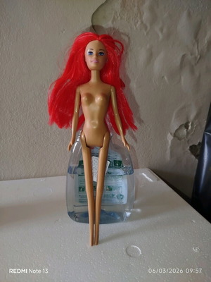 Κούκλα μεταχειρισμένη, δεν είναι Barbie
