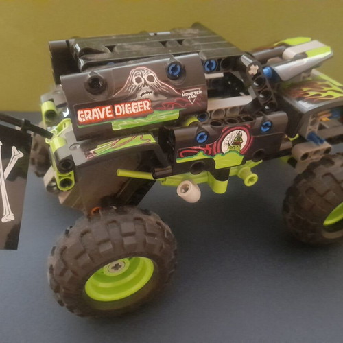 Lego Technic 42118 Monster Jam Grave Digger 2-in-1 set like new