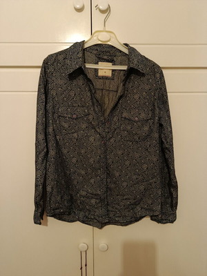 Pink Woman printed shirt like new, blue with white patterns