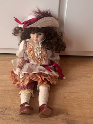 Brinns Seymour Mann Connoisseur Chantell 17" Porcelain Doll like new
