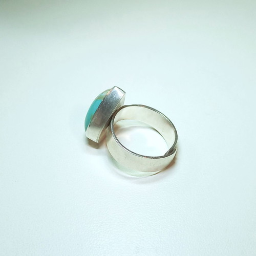 Silver ring 9.25 with turquoise semi-precious stone like new