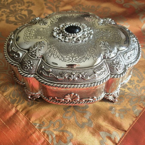 Silver-plated jewelry box oval with embossed designs new
