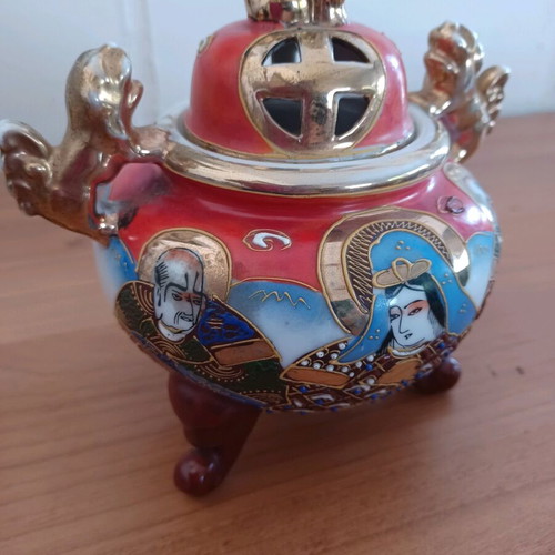 Satsuma Moriage Japanese incense burner used, handpainted samurai and geisha