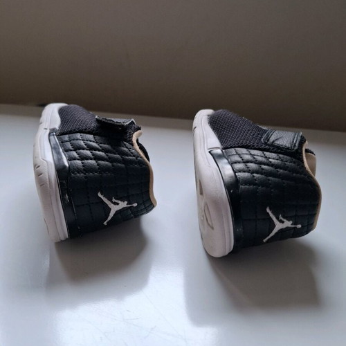 Nike Jordan No 22 kids sneakers used, black
