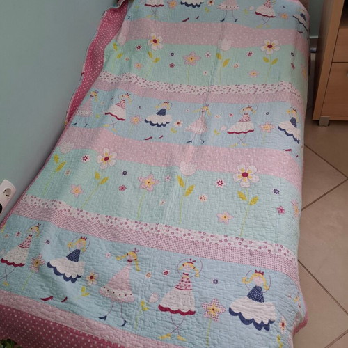 Girls' bed cover like new