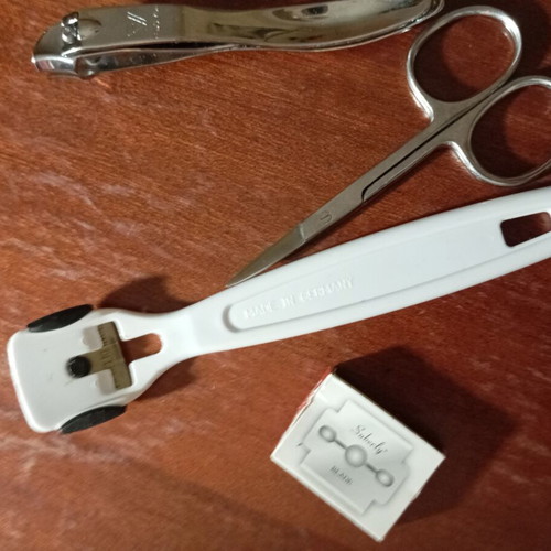 Shaving razor for legs with three blades and spare, like new