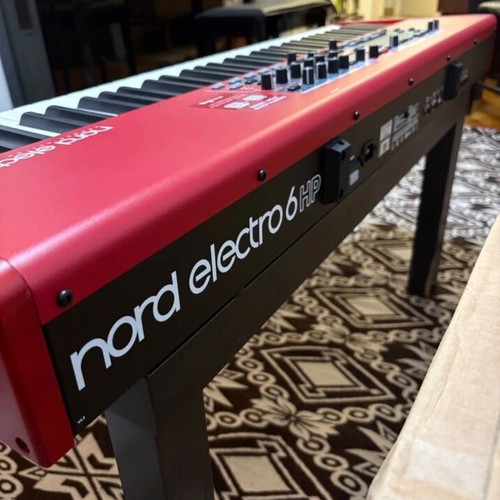 Nord Electro 6HP keyboard with case like new