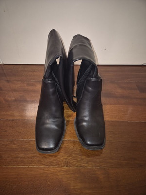 Tall black boots below the knee size 38